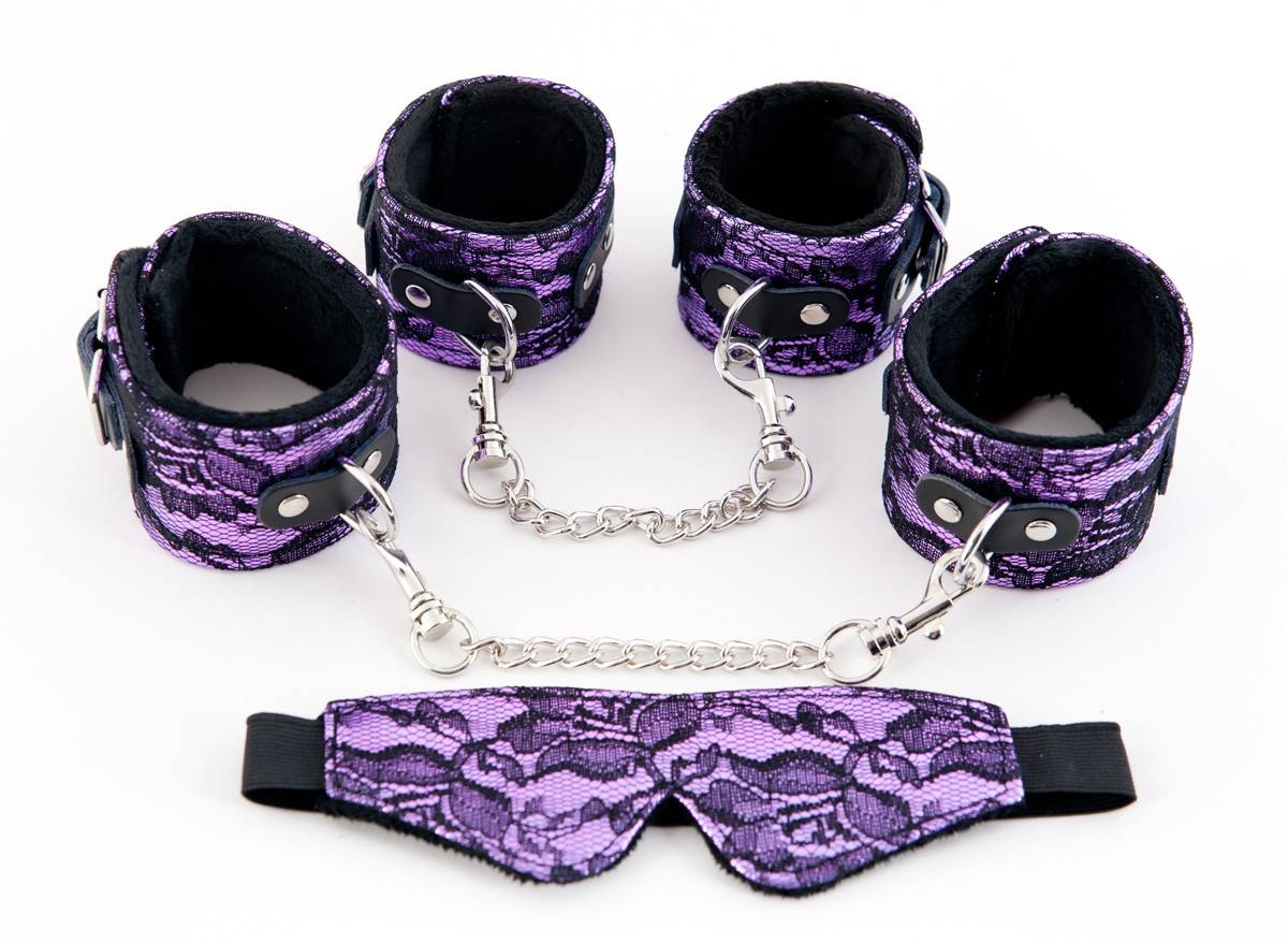 купить Кружевной набор TOYFA Marcus пурпурный:наручники, оковы и маска в интернет-магазине интим товаров «Штучки»